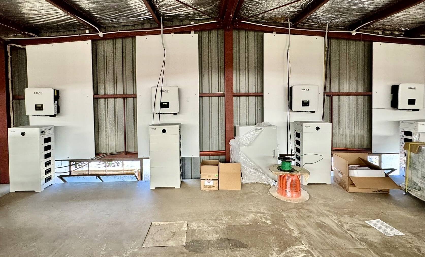 1748247855190799.jpg Australia Dumpling Factory, 100KW, 4 X3 Hybrid G4 15KW inverters, 24 HS36 batteries. (2).jpg